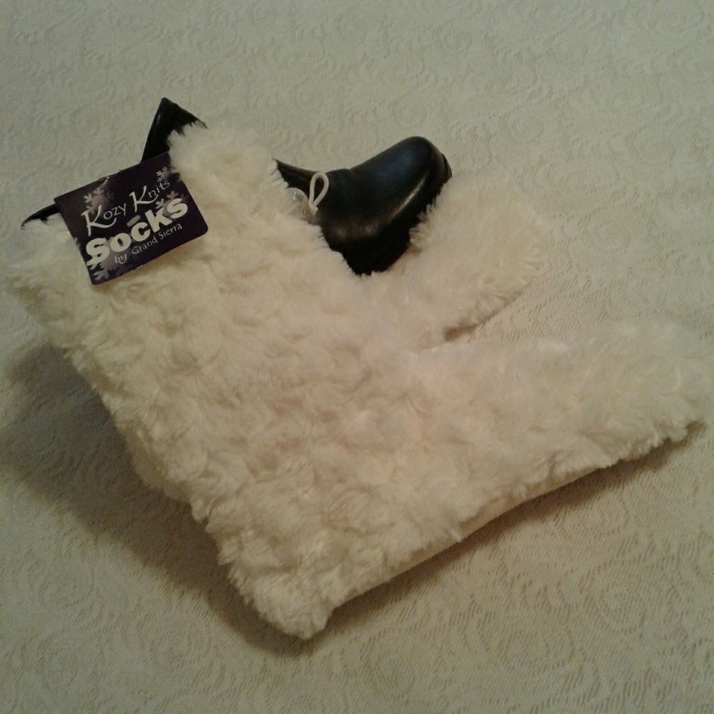 🌺CLEARANCE🌺 NWT Kozy Knits Socks/Slippers